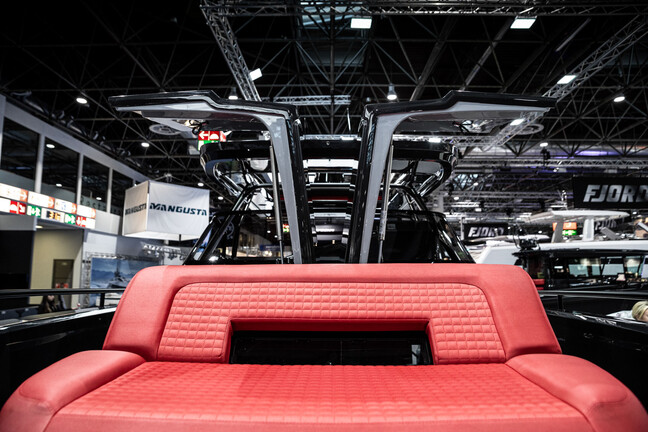 ДВЕРИ В ФОРМЕ КРЫЛА ЧАЙКИ